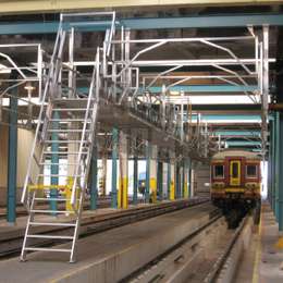 Toegang loopplank en trapladder gebruikt om de daken van treinen te betreden voor onderhoud in een werkplaats.