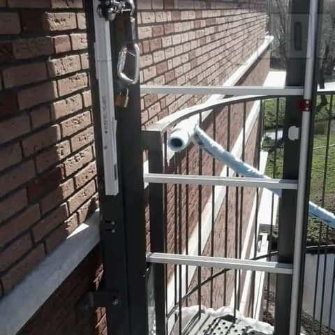 De uitklapbare ladder gebruikt als toegangsladder wordt best uitgerust met een levenslijn om een effectieve valbeveiliging te garanderen.