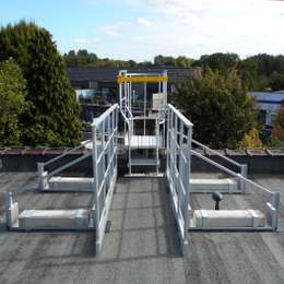 Ladder met valbeveiligingssysteem voor een veilige toegang tot het dak