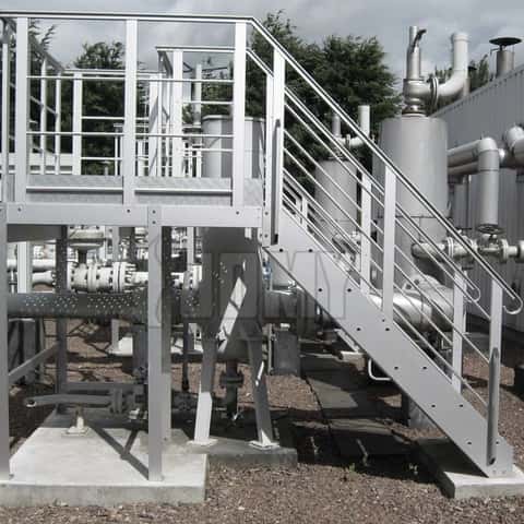 Aluminium werkplatform gebruikt in de chemische industrie en uitgerust met neerklapbare leuningen om veilig aan een klep te komen voor onderhoud en interventies