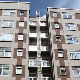 Vaste ladder gebruikt voor de noodevacuatie van een hoogbouw, met toegangsbalkons.