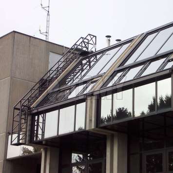 Verplaatsbare trappen voor het reinigen van een glazen dak - Building Maintenance Unit
