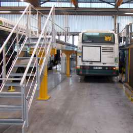 Verstelbaar loopbrugplatform voor busonderhoud Verstelbaar loopbrugplatform met trappen voor busonderhoud.