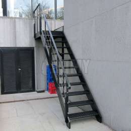 Zwart metalen trap met bordes in aluminium Zwart metalen trap met bordes.